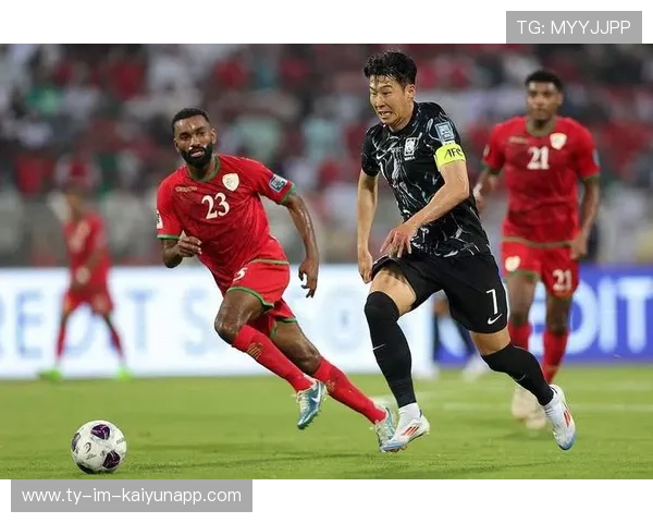 孙兴慜灵巧转身斜传带出威胁：足球场上的艺术与智慧